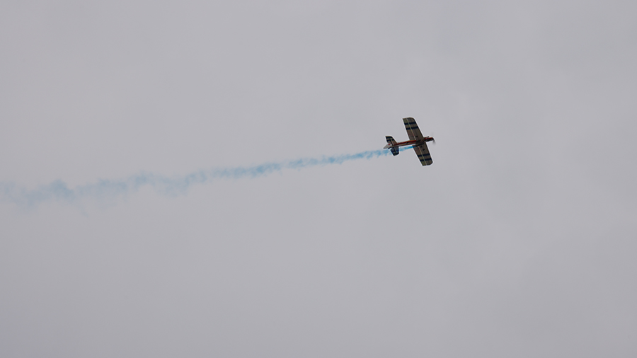 1 田径操场上空彩烟固定翼飞机飞行表演.JPG